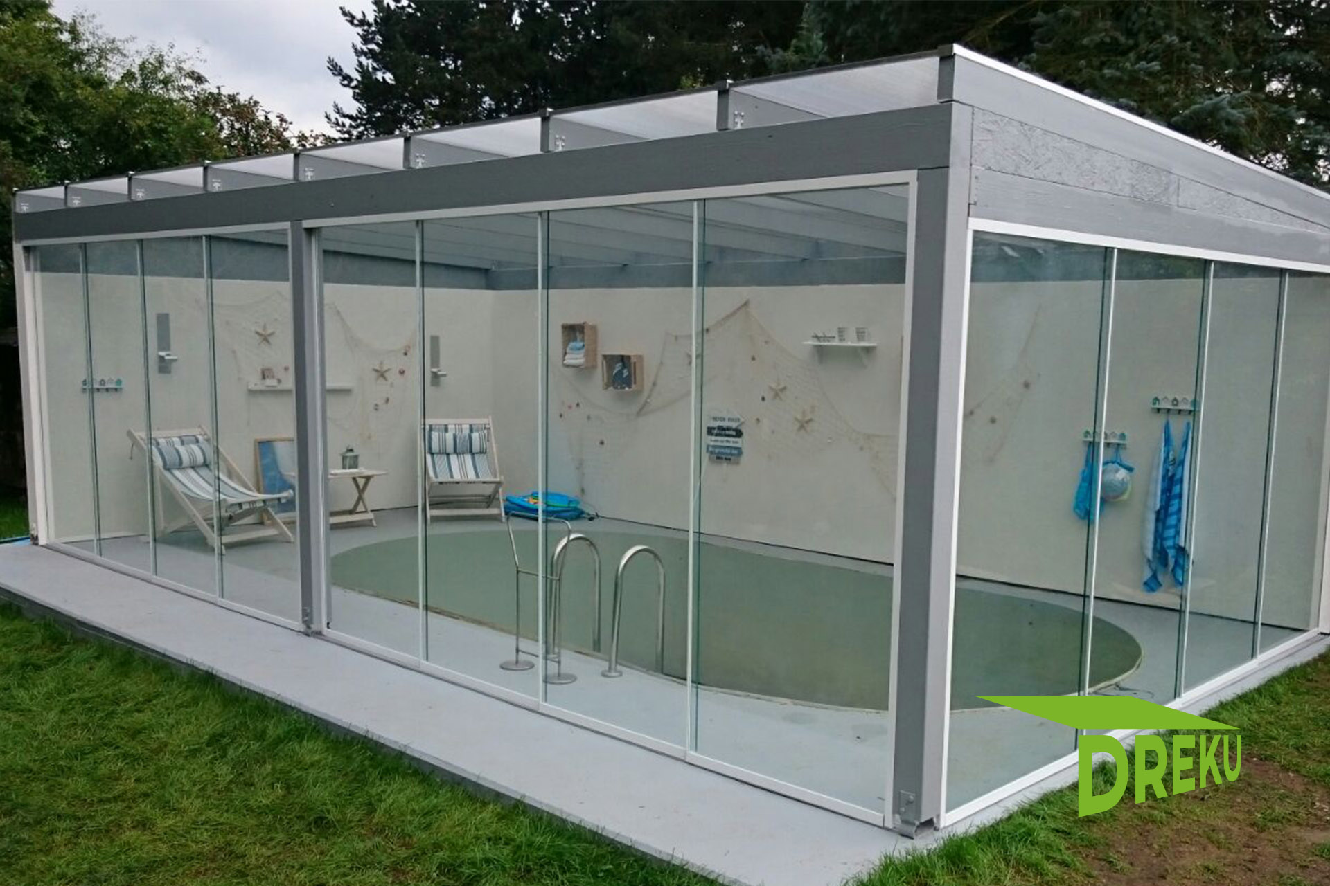 Schwimmbad Überdachung aus Holz mit Glasschiebewand