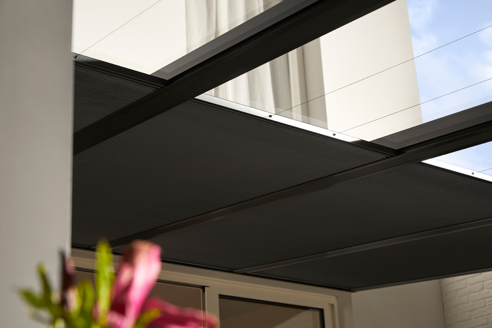 Terrasoverkapping-plisse-detail-grijs-